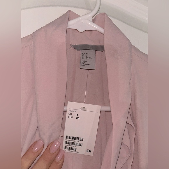 ✨NWT | H&M | Dusty Pink Non sleeves with knot blouse - Picture 3 of 5